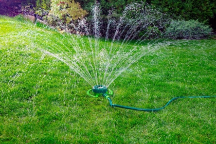 Zraszacz sektorowy 9-funkcyjny 95m² VERTO 15G781 użycie