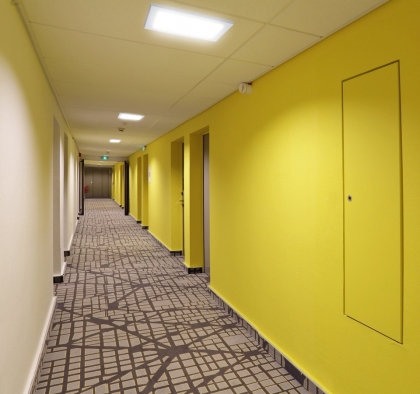 Plafon kwadratowy natynkowy LED - przykładowe oświetlenie korytarza 